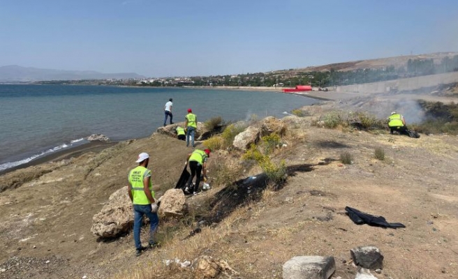 Ahlat Belediyesi’nden Van Gölü kıyılarında temizlik çalışması